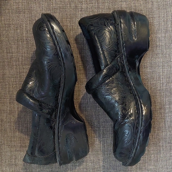 Tooled Look Clogs - Picture 2 of 7